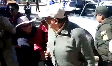 El alcalde de Oruro, Edgar Bazán, cuando baja de una patrulla de la Policía Boliviana para ingresar a la cárcel.
