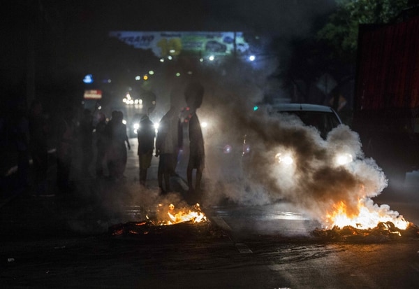 Manifestantes queman llantas en una vía durante protestas contra el gobierno de Daniel Ortega este miércoles a la noche en Managua. Hoy se cumplen 36 días en el país centroamericano de una crisis sociopolítica que se ha cobrado 76 vidas, según cifras de la Comisión Interamericana de Derechos Humanos (CIDH). (EFE/Jorge Torres)