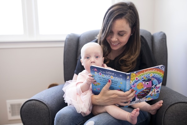 Alysha Kellner lee un libro infantil a Kora (The Washington Post / Jenn Ackerman)