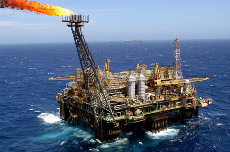 Una enorme isla de acero de la compañía brasileña Petrobras en la Cuenca marítima de Campos. Foto: Archivo EFE