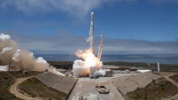 El cohete SpaceX Falcon 9 despega desde la Base Aérea Vandenberg en California el 22 de mayo de 2018 (NASA)
