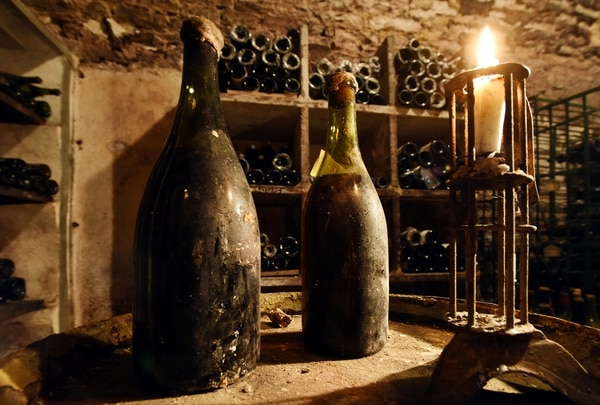 Botellas de Vin Jaune que serán subastadas este sábado (Reuters)