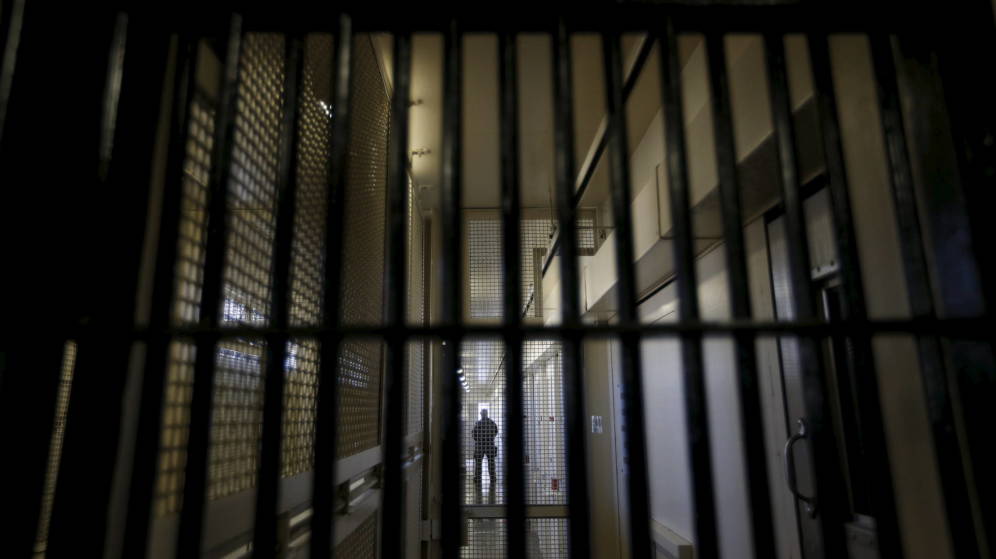 Foto: Un guardia es visto tras los barrotes en la prisión estatal de San Quintín, California. (Reuters)