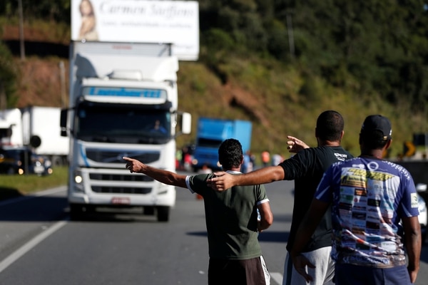 Camioneros durante la huelga en Curitiba (REUTERS/Rodolfo Buhrer)