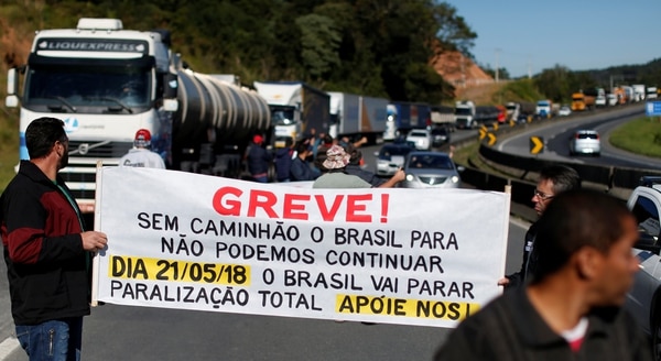 “¡Huelga! Sin camiones, Brasil se para, no podemos seguir. Brasil va a parar, paralización total. ¡Apoyenos!” se lee en el cartel durante una protesta en Curitiba (REUTERS/Rodolfo Buhrer)