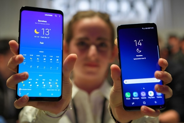 Una empleada muestra los dispositivos más recientes de Samsung, los smartphones Galaxy S9 y S9 Plus (AFP)