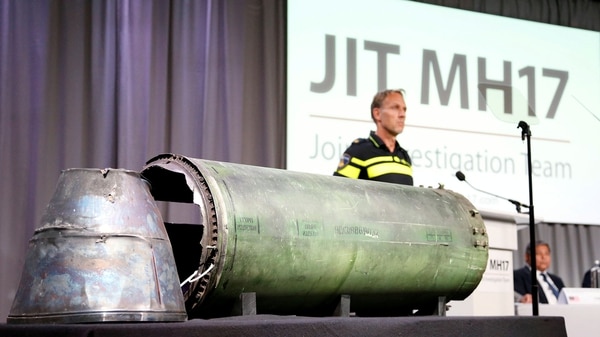 Los restos del misil son exhibidos durante una conferencia del Equipo Conjunto de Investigación (JIT, en inglés) (Reuters)