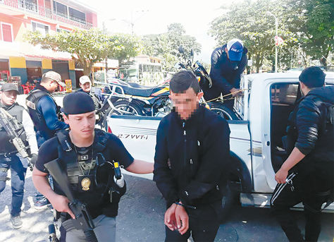 Operativo. Policía conduce al ciudadano A. R. a celdas policiales, luego de ser capturado en Villa Tunari.