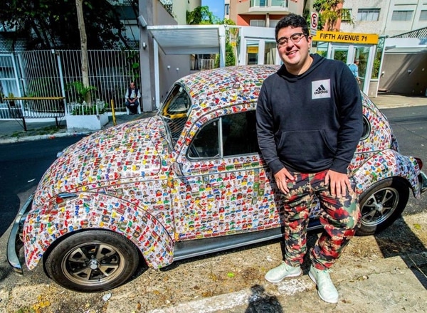 Un grupo de youtubers le jugó una broma a su compañero, Henrique Pedrotti, al plotearle su auto con figuritas del Mundial