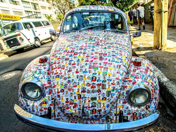 Más de 15 mil stickers fueron utilizaron para cubrir por completo el Volkswagen Beetle de 1972