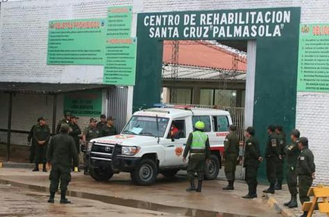 Una ambulancia sale del penal de Palmasola, donde esta mañana se hizo una requisa de sorpresa. 