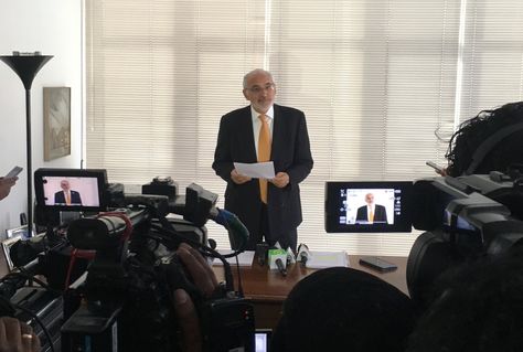 El expresidente Carlos Mesa en declaraciones a los medios en su despacho. Foto: @carlosdmesag