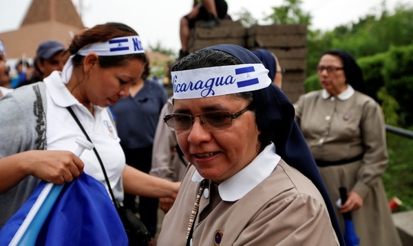Una monja participa de una marcha en repudio al régimen de Ortega (Reuters)