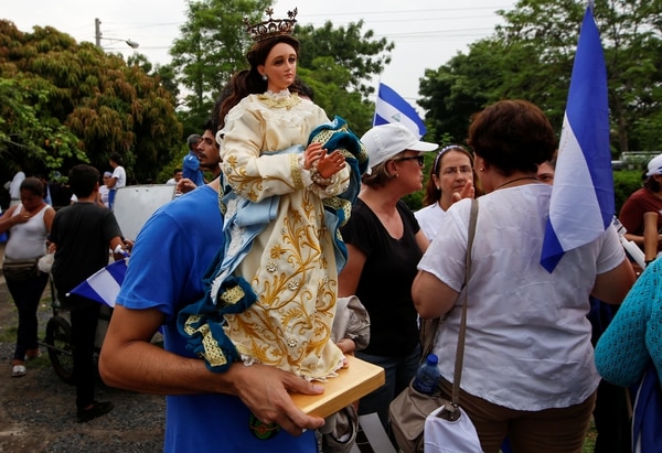 La marcha congregó a cientos de fieles católicos y opositores