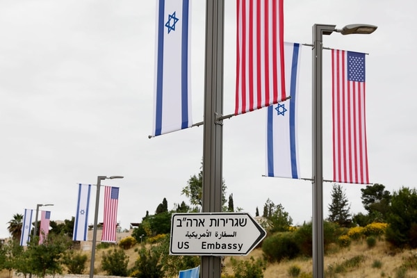 Un cartel indica la dirección de la embajada de Estados Unidos en Jerusalén (EFE/ Abir Sultan)