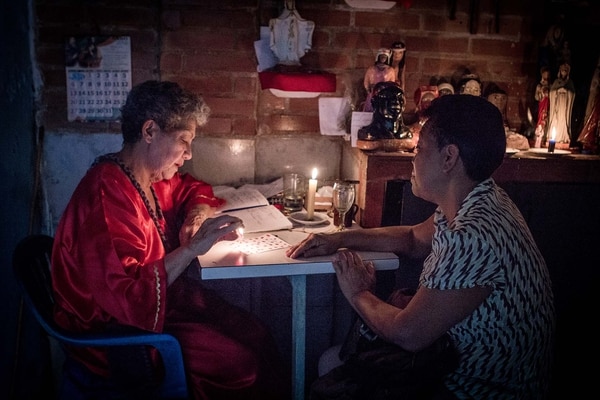 Los venezolanos se acercan al consultorio de la “Hermana Mariana” como último recurso, ante la escasez de medicinas tradicionales
