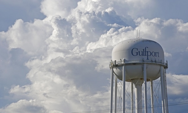 Nubes en Gulfport, Mississipi. Según los expertos, la tormenta causará severos problemas hidrológicos en toda la costa oriental del golfo. (AP/Rogelio V. Solis)