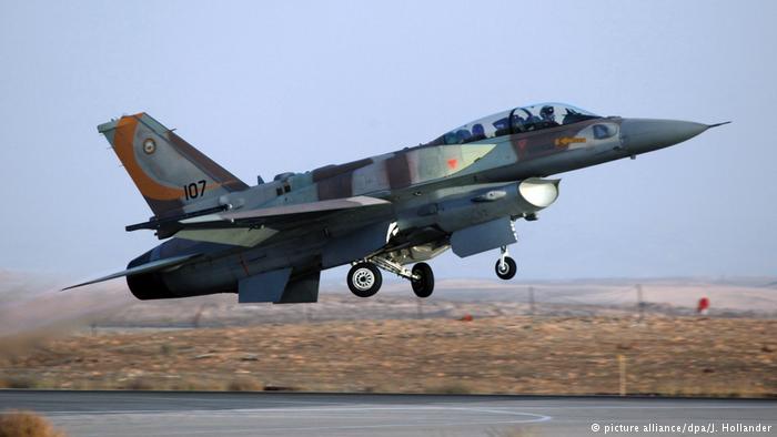 Israelischer Kampfjet (picture alliance/dpa/J. Hollander)