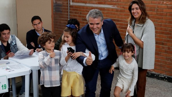Duque votó junto a sus tres hijos y su esposa (Reuters)