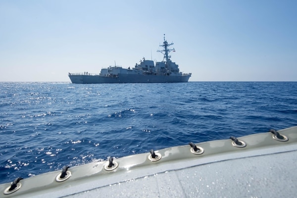 El buque de guerra estadounidense USS Dewey transitando por el Mar de China Meridional el 6 de mayo de 2017 (Reuters)