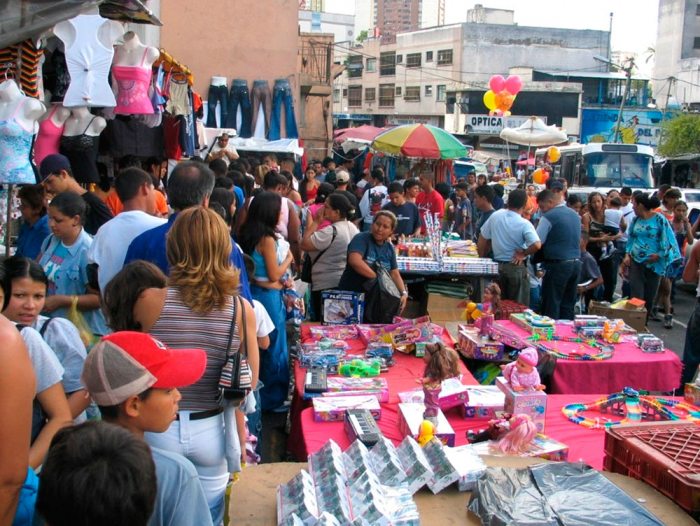 El mercado informal también se ve afectado por la reducción de ingresos de los hogares.