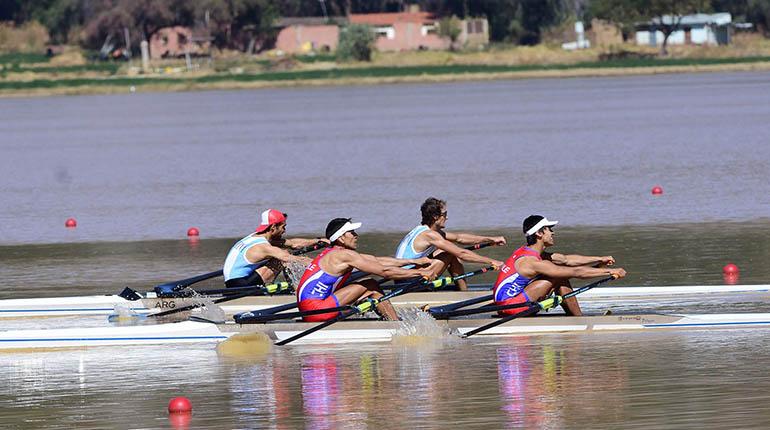 La selección de Chile (delante) y la selección de Argentina, ayer en la Angostura. | Carlos López