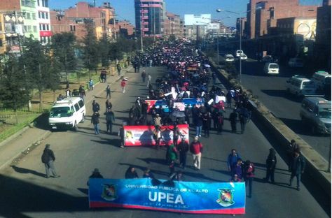 Funcionarios y universitarios de la UPEA marchan rumbo a La Paz para exigir justicia por la muerte de Jonathan Quispe.