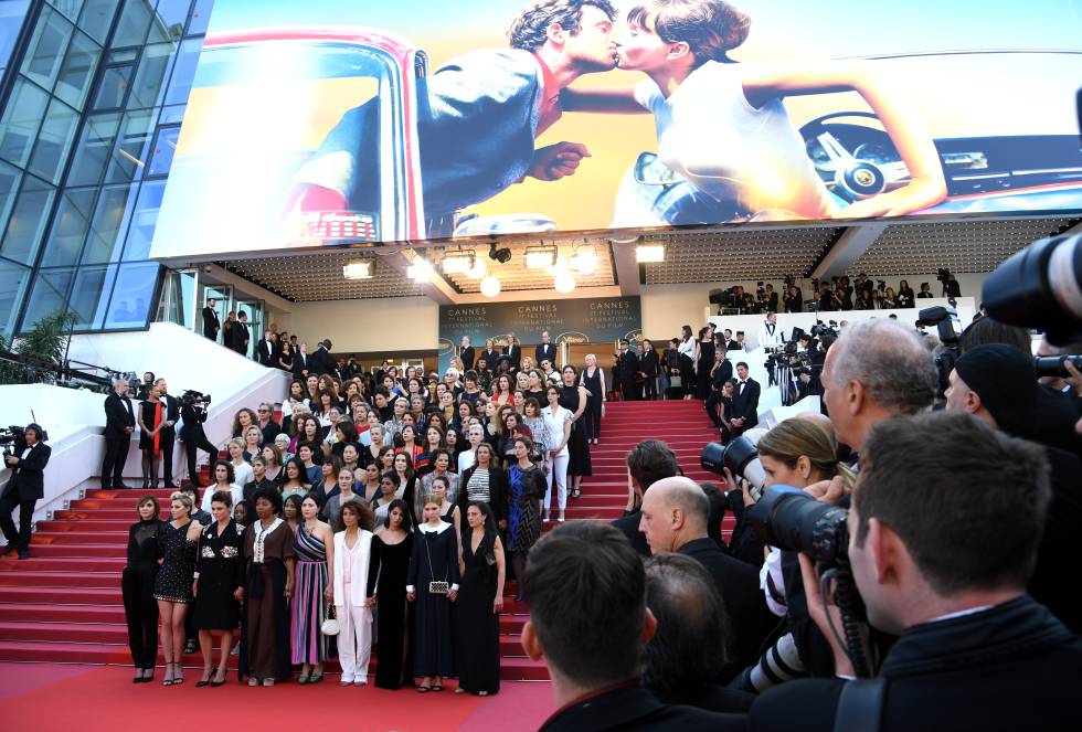 82 mujeres posan en la escalinata del Palais du Festival de Cannes.
