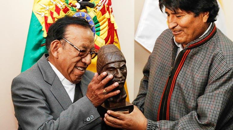 El presidente Evo Morales y el futuro cardenal Toribio Ticona, ayer en La Paz. | MARKA REGISTRADA