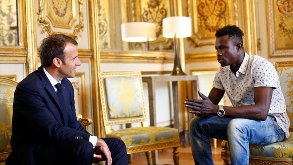 Macron felicitó a Gassama por “un acto excepcional” y dijo que Francia le dará un empleo en los servicios de emergencias. “Obviamente, pondremos todos sus documentos en orden y, si lo desea, iniciaremos el proceso de naturalización para que pueda convertirse en francés”, añadió. (Thibault Camus/Reuters)