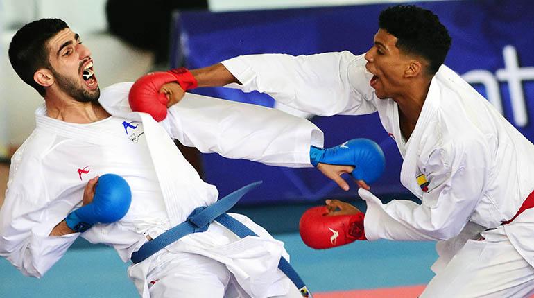 Dames (izq.) esquiva un golpe de Henao, en el combate por la medalla de bronce, ayer. | Carlos López