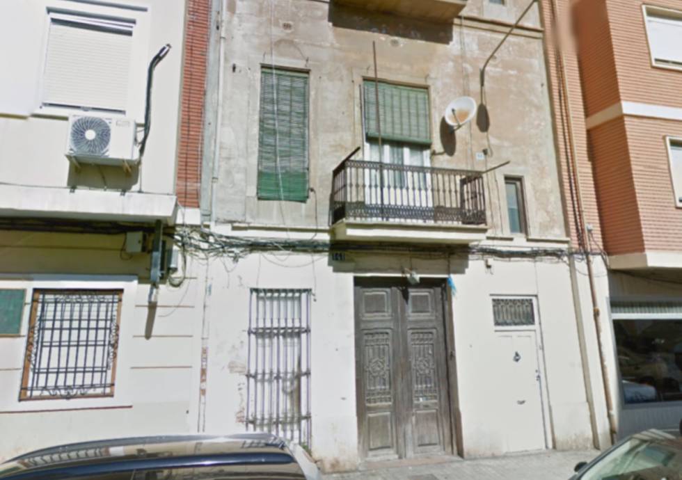 Vivienda de la calle Benlliure, en el barrio del Cabanyal de Valencia, donde se ha hallado el cadáver.