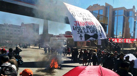 Estudiantes de la UPEA bloquean la avenida Juan Pablo II a la altura de esa casa de estudios por la muerte de Jonathan Quispe.