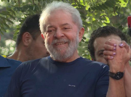 Los partidarios del ex presidente brasileño (2003-2011) Luiz Inácio Lula da Silva sostienen pancartas que dicen "No dejen que lo sentencien. No dejen que lo detuven" mientras esperan afuera del edificio sindical de los trabajadores metalúrgicos en Sao Bernardo do Campo, en el área metropolitana de Sao Paulo, Brasil, el 7 de abril de 2018. El encarcelamiento inminente del Lula de Brasil puede haber asestado un golpe devastador a la izquierda del país, pero también ha sacudido a sus rivales políticos de la derecha, la mayoría de los cuales también están siendo investigados por corrupción. Ha habido un silencio ensordecedor en torno al arresto de Luiz Inácio Lula da Silva, quien enfrenta 12 años tras las rejas por aceptar sobornos y lavado de dinero, especialmente dado que su desaparición política posiblemente elimine al principal favorito en las elecciones presidenciales de octubre.  / AFP PHOTO / Carlos Reyes