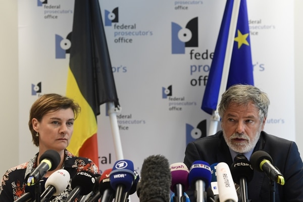 Los funcionarios del Ministerio Público Wenke Roggen y Eric Van der Sypt en conferencia de prensa (AFP)