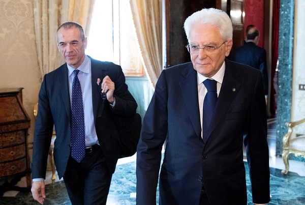 El presidente italiano Sergio Mattarella y Carlo Cottarelli durante su reunión de ayer ene el palacio del Quirinal en Roma (Oficina de prensa de la presidencia/Reuters)