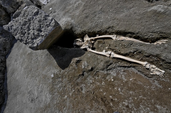 Los restos óseos de un esqueleto perteneciente a una de las víctimas de la erupción que sepultó hace dos milenios a la mítica ciudad de Pompeya, en Nápoles, Italia (EFE/ Ciro Fusco)