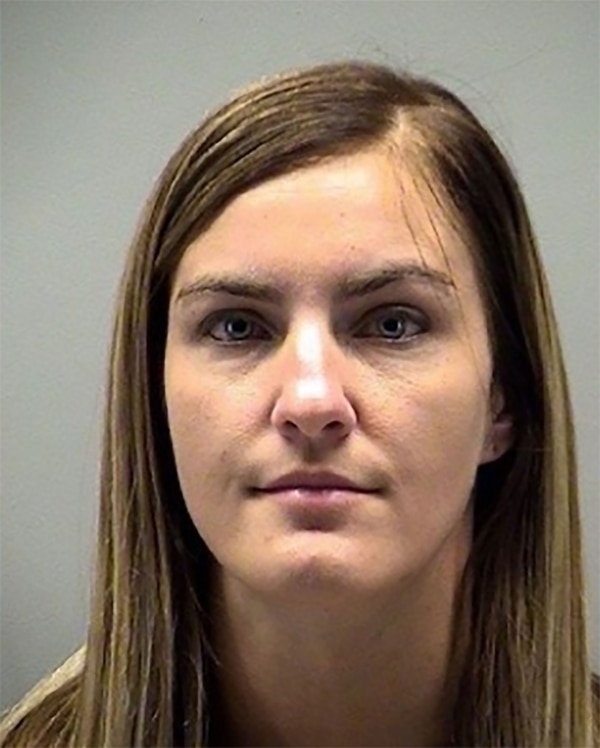 Jessica Langford, en noviembre de 2017 cuando fue detenida por primera vez por la policía luego de la denuncia de la familia de uno de sus alumnos del Miamisburg Middle School (Miamisburg Police)