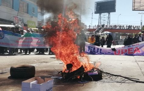 Universitarios de la UPEA bloquean la avenida 6 de Marzo, en puertas de la COR de El Alto, por la muerte de Jonathan.