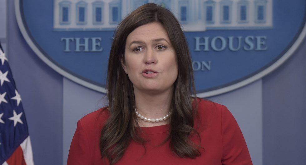 La secretaria de prensa de la Casa Blanca Sarah Huckabee Sanders, derecha, presenta al asesor principal de política de la Casa Blanca Stephen Miller para hablar durante la sesión informativa diaria en la Casa Blanca en Washington, miércoles, 2 de agosto de 2017. (AP Photo / Susan Walsh)