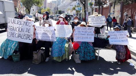 Pacientes con cáncer bloquean una avenida de Miraflores, en La Paz, por la falta tratamiento.