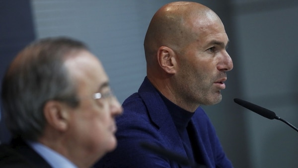 Florentino Pérez acompañó a Zidane en el anuncio del entrenador de su renuncia al Real Madrid (Reuters)