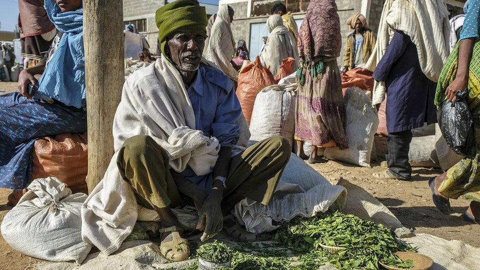 Hombre vende Khat en África