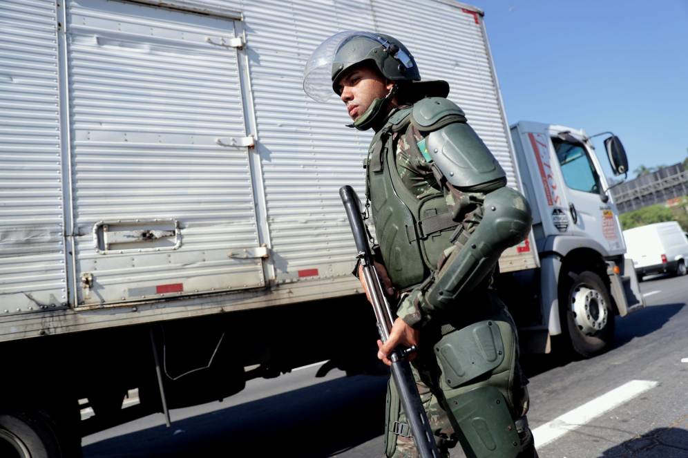 Foto: El Ejército brasileño escolta a varios camioneros que quieren retornar a sus labores, a unos 30 kilómetros de Sao Paulo. (EFE) 
