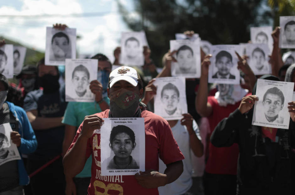 Estudiantes de la Escuela Normal Rural de Ayotzinapa protestan ante la Fiscalía en Chilpacingo, Guerrero. (Reuters) 