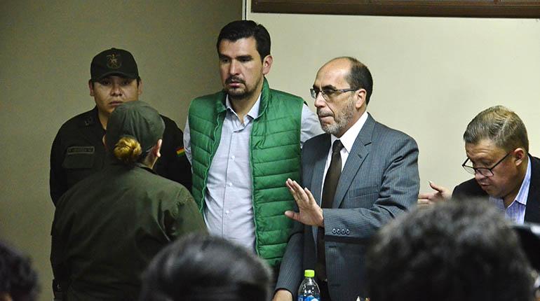 El Alcalde y su abogado en el ingreso al Tribunal de Sentencia número 5. | Hernán Andia