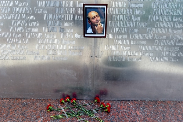 Flores bajo la foto de Babchenko en al muro de los periodistas en Moscú (AFP / Vasily MAXIMOV)