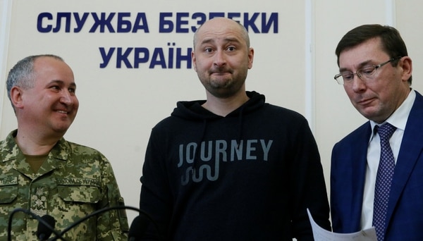 Arkady Babchenko durante la conferencia de prensa en la que reveló estar vivo. (REUTERS/Valentyn Ogirenko)