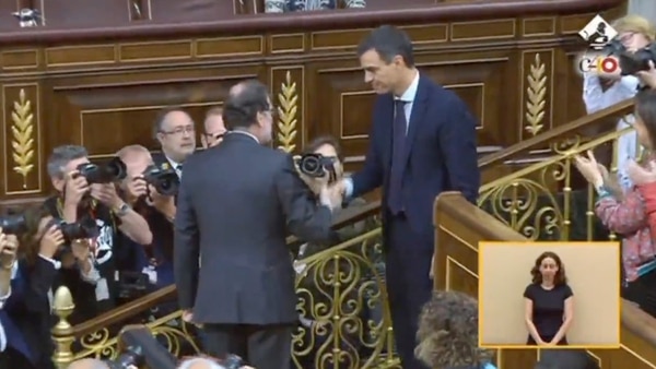 Mariano Rajoy saluda a Pedro Sánchez apenas terminada la votación que dio por finalizada su gestión de gobierno