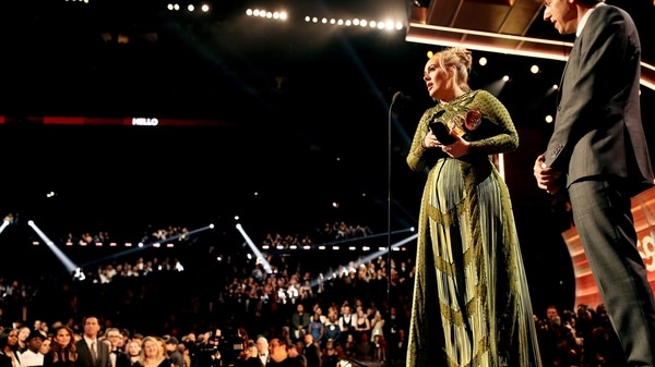 Adele, al recibir uno de sus cinco Grammy (Getty)